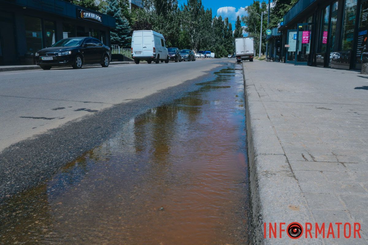 У Дніпрі вулицю Зразкову залило коричневою водою: що сталось 8