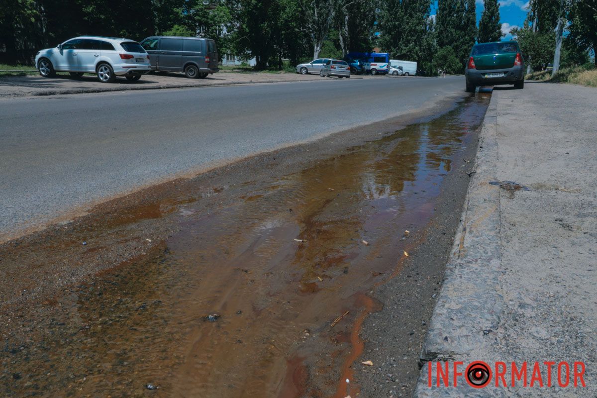 У Дніпрі вулицю Зразкову залило коричневою водою: що сталось 18