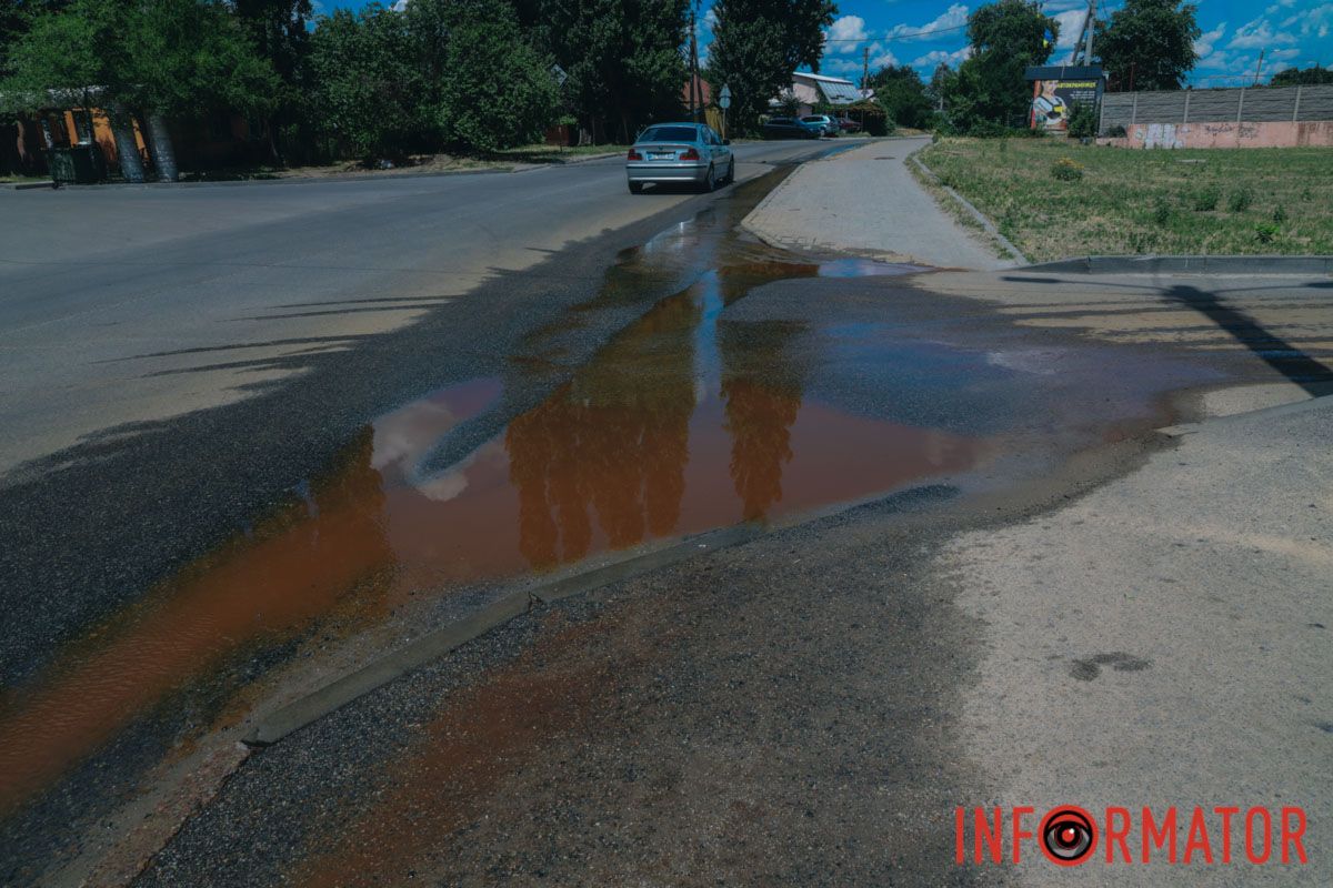 У Дніпрі вулицю Зразкову залило коричневою водою: що сталось 13
