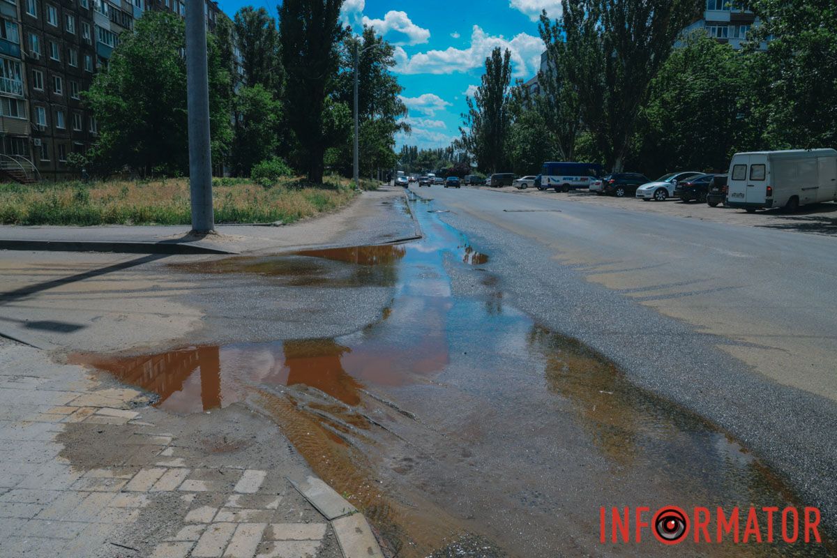 У Дніпрі вулицю Зразкову залило коричневою водою: що сталось 21