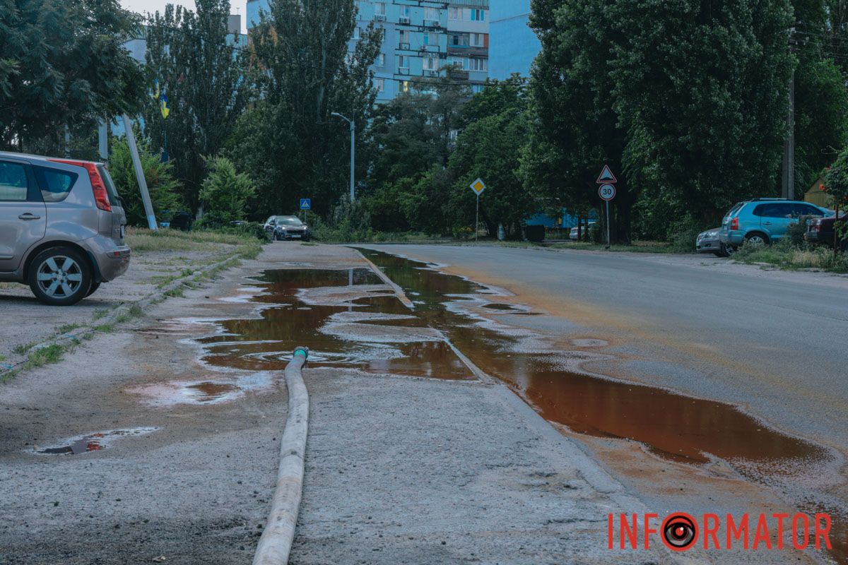 У Дніпрі вулицю Зразкову залило коричневою водою: що сталось 16