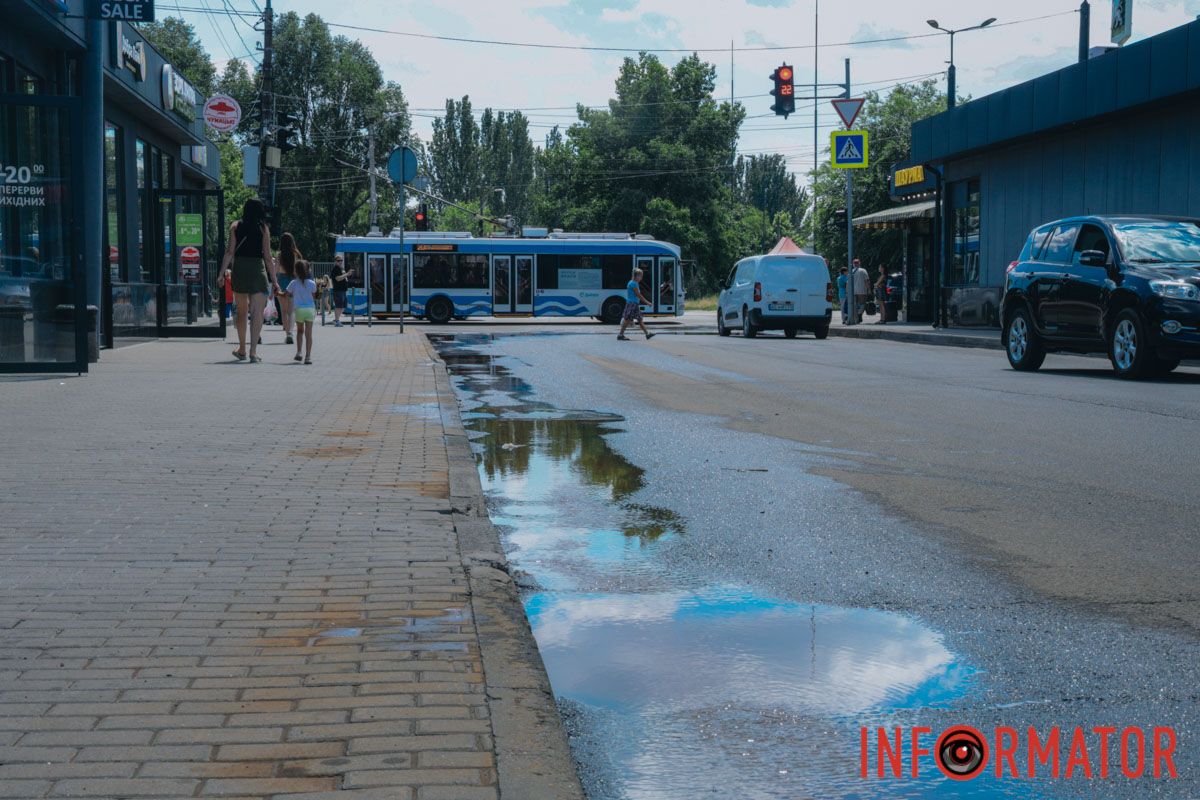 У Дніпрі вулицю Зразкову залило коричневою водою: що сталось 15