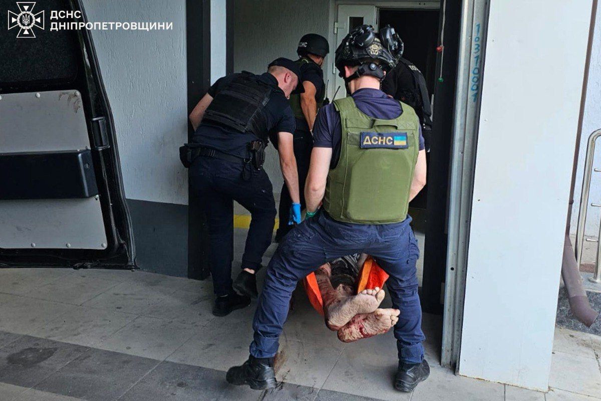 Рятувальники надавали домедичну допомогу травмованим, транспортували постраждалих до лікарні та гасили пожежі