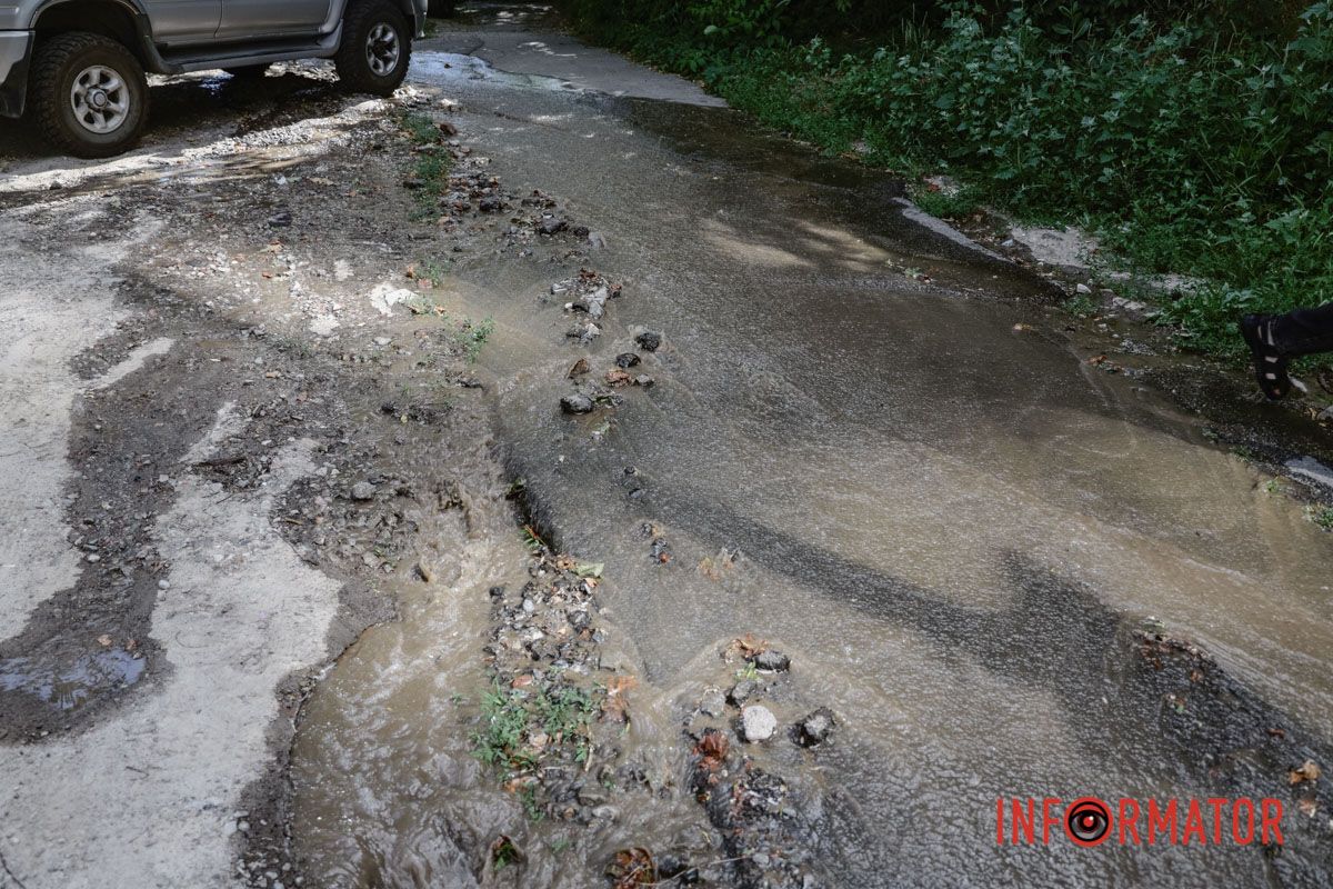 Вода полностью залила проезжую часть