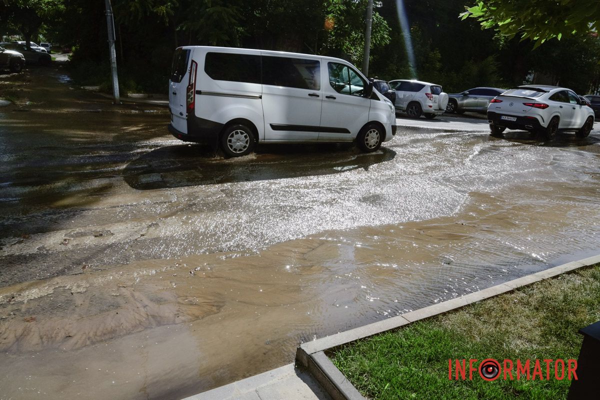 В среду, 24 июня, на улице Короленко произошла масштабная утечка воды