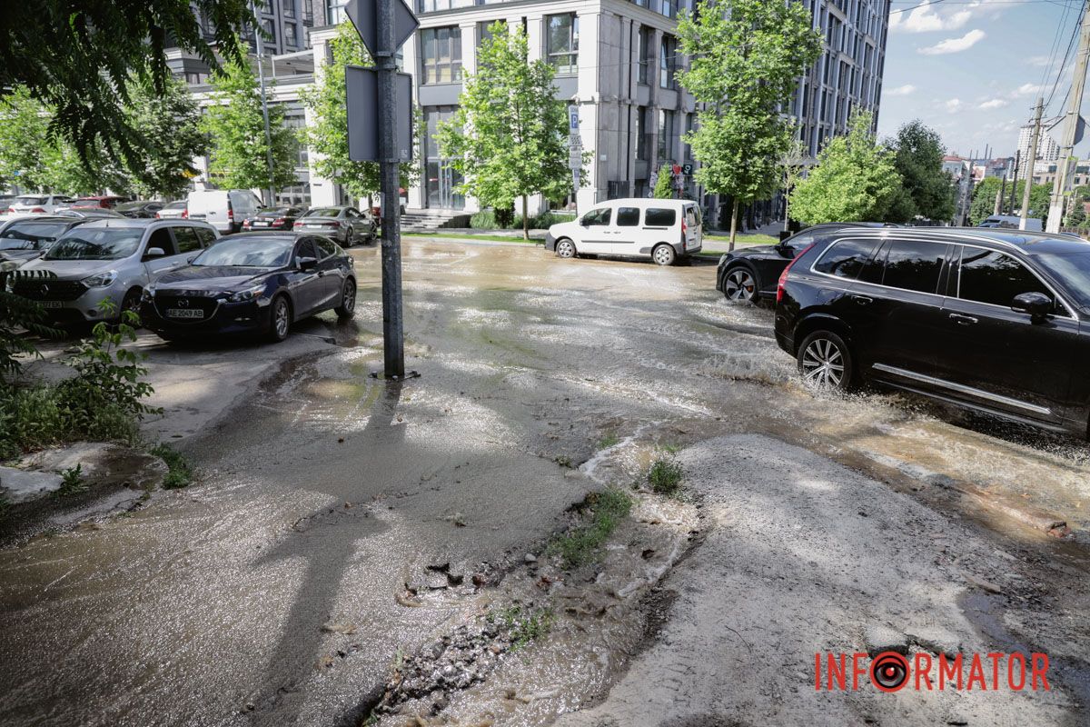 Прорыв частично усложнил движение транспорта и пешеходов