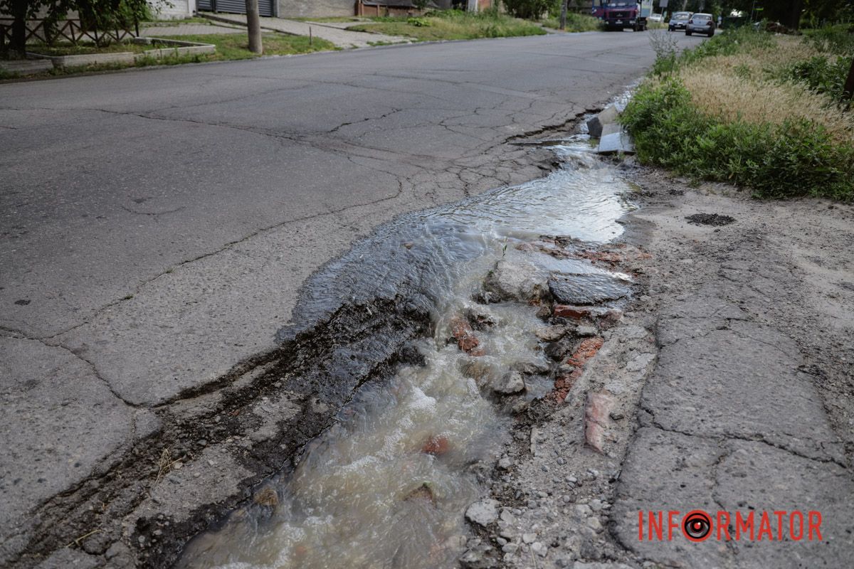 Автомобили вынуждены проезжать сквозь потоки мутной воды