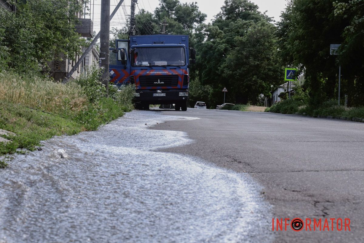 По состоянию на 16.20 на место происшествия уже прибыла спецтехника и бригада КП «Днепропроводоканал»