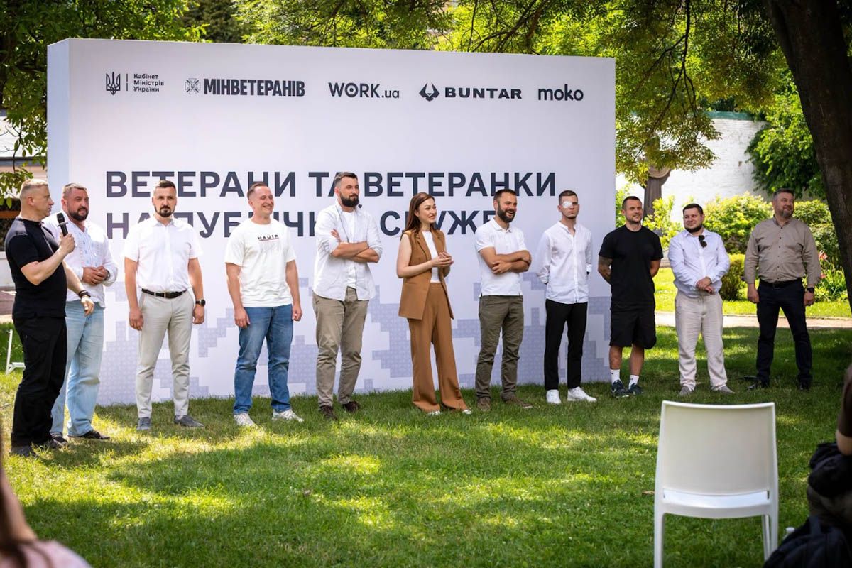 Фотопроєкт «Ветерани та ветеранки на публічній службі» показує історії тих, хто продовжує служити Україні після фронту.