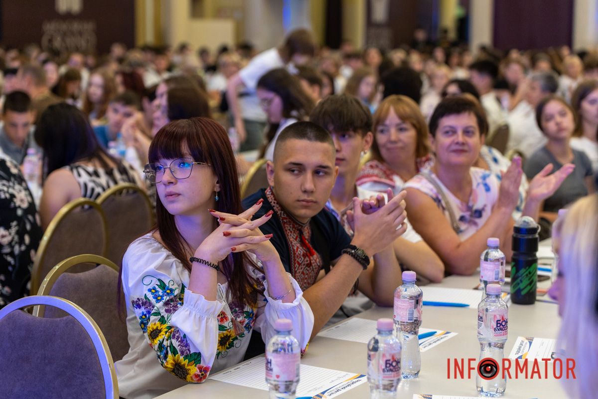 Учасники уважно слухають текст
