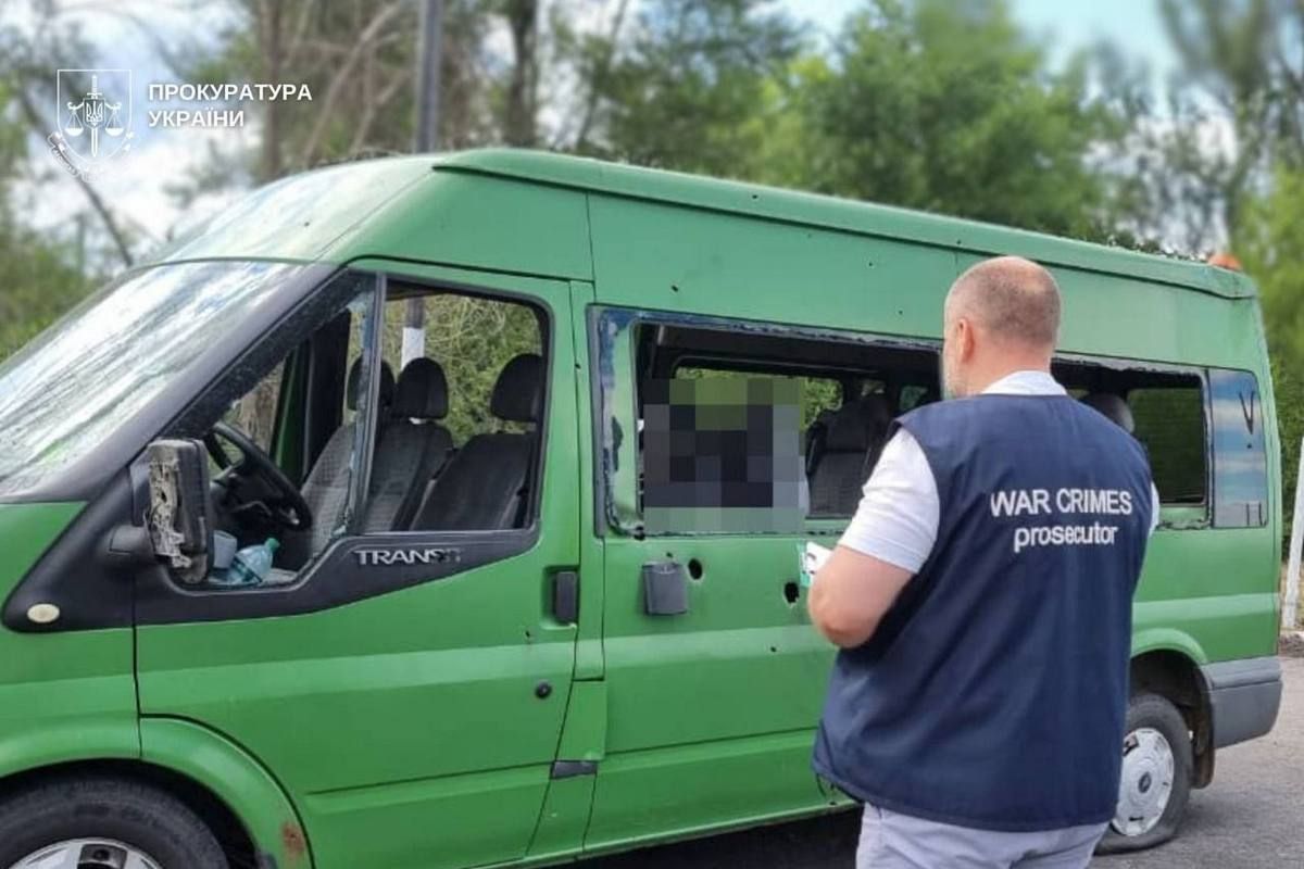 2 людини загинули, 12 – постраждали: у Нікополі ворог вдарив FPV-дроном по мікроавтобусу 4