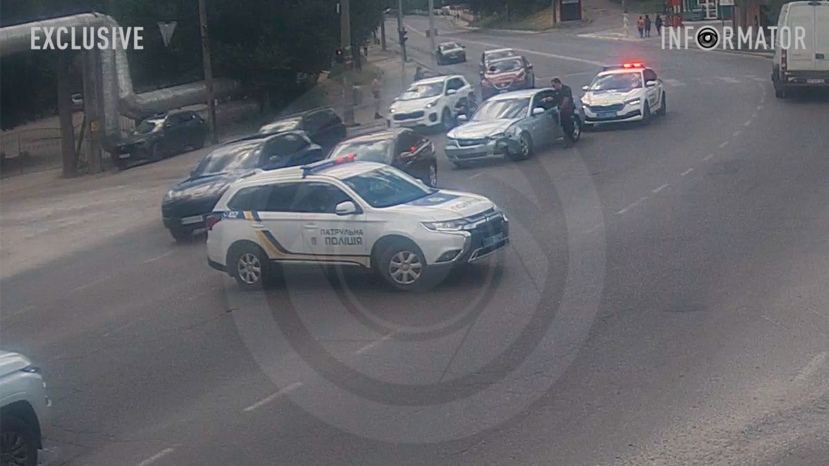 Hyundai з пошкодженим бампером та дві поліцейські машини: камера зафіксувала, що відбувалося в Дніпрі на Космічній
