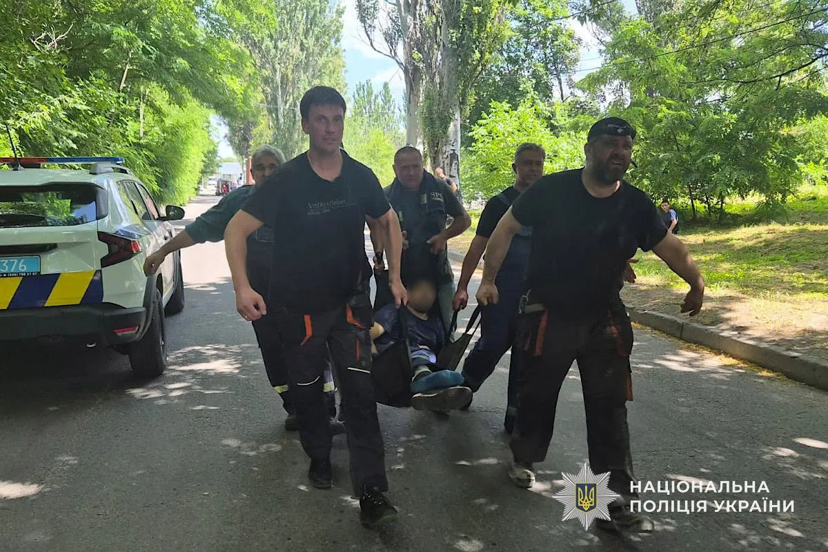 Кількість постраждалих зросла до 21: у поліції Дніпра показали кадри з місця ворожої атаки 2