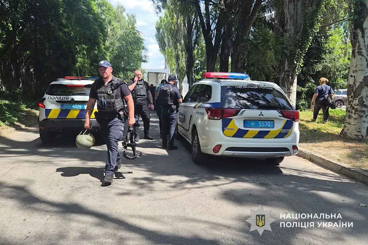 Кількість постраждалих зросла до 21: у поліції Дніпра показали кадри з місця ворожої атаки 6
