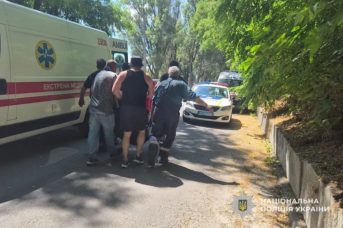Кількість постраждалих зросла до 21: у поліції Дніпра показали кадри з місця ворожої атаки 8