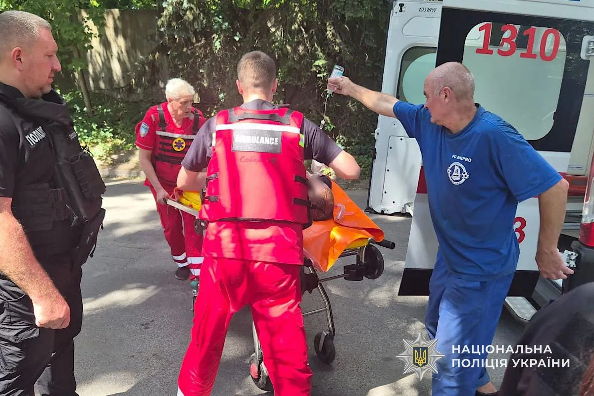 Кількість постраждалих зросла до 21: у поліції Дніпра показали кадри з місця ворожої атаки 5