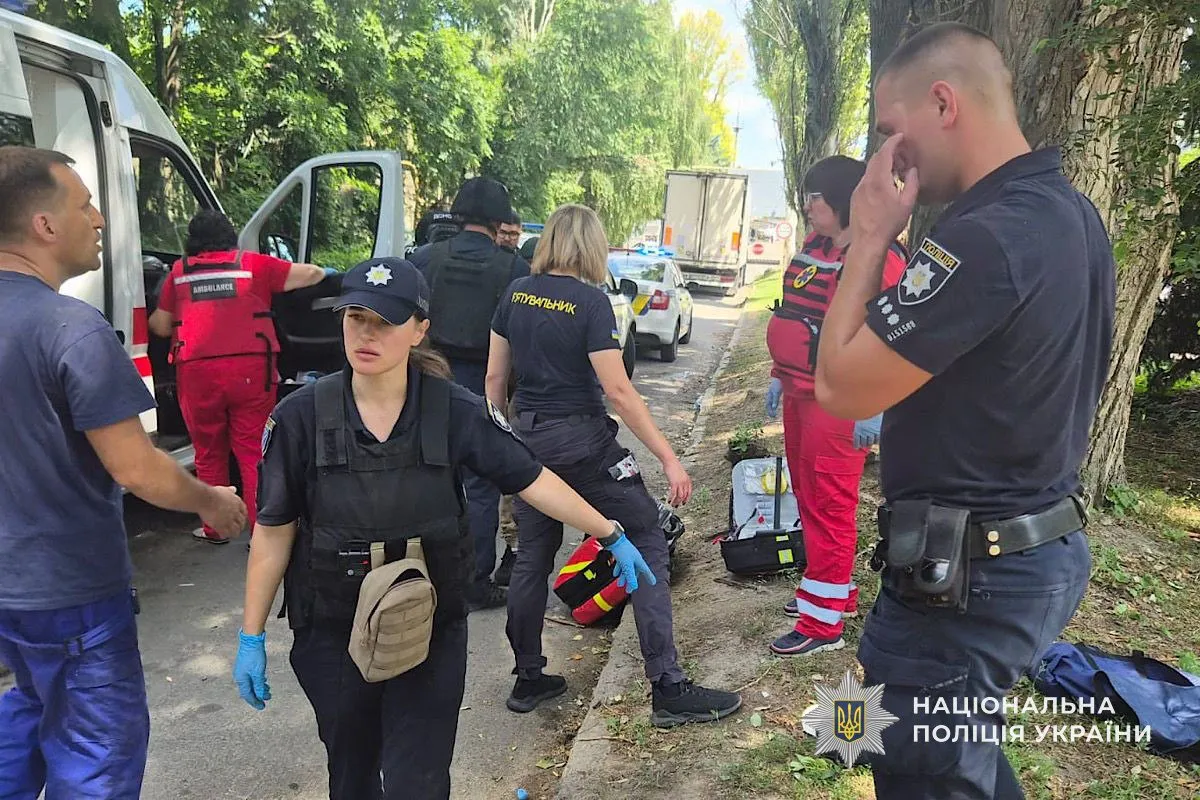 Кількість постраждалих зросла до 21: у поліції Дніпра показали кадри з місця ворожої атаки 4