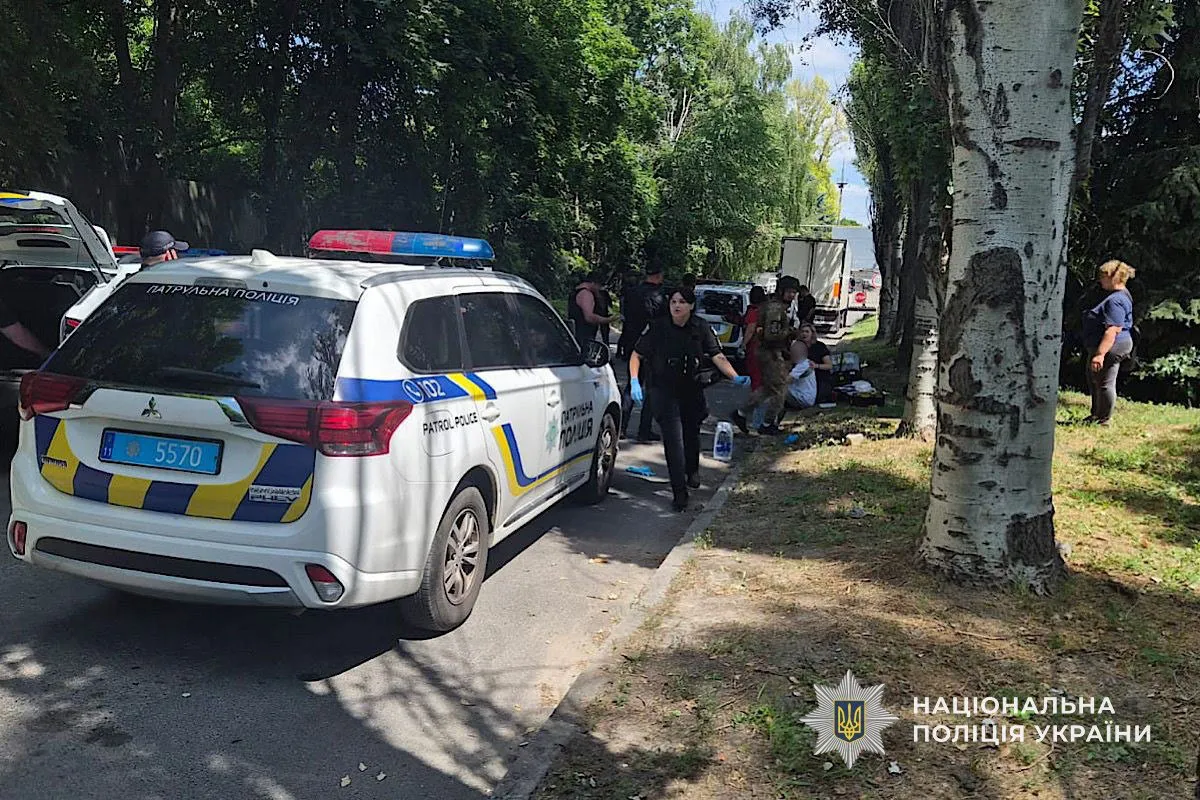 Кількість постраждалих зросла до 21: у поліції Дніпра показали кадри з місця ворожої атаки 3