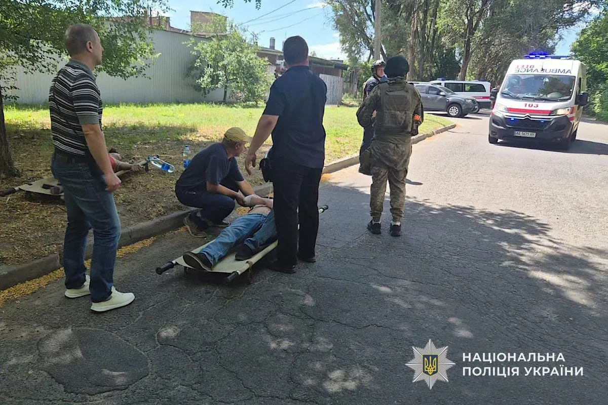 Кількість постраждалих зросла до 21: у поліції Дніпра показали кадри з місця ворожої атаки 7