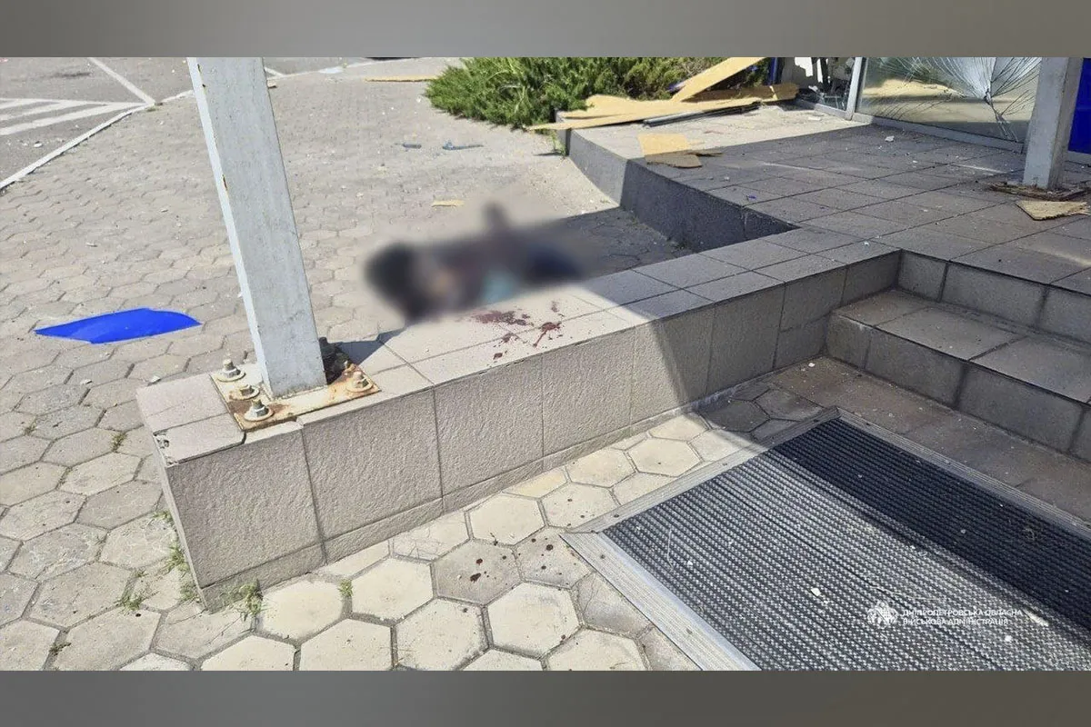 Кількість постраждалих зросла до 21: у поліції Дніпра показали кадри з місця ворожої атаки 10