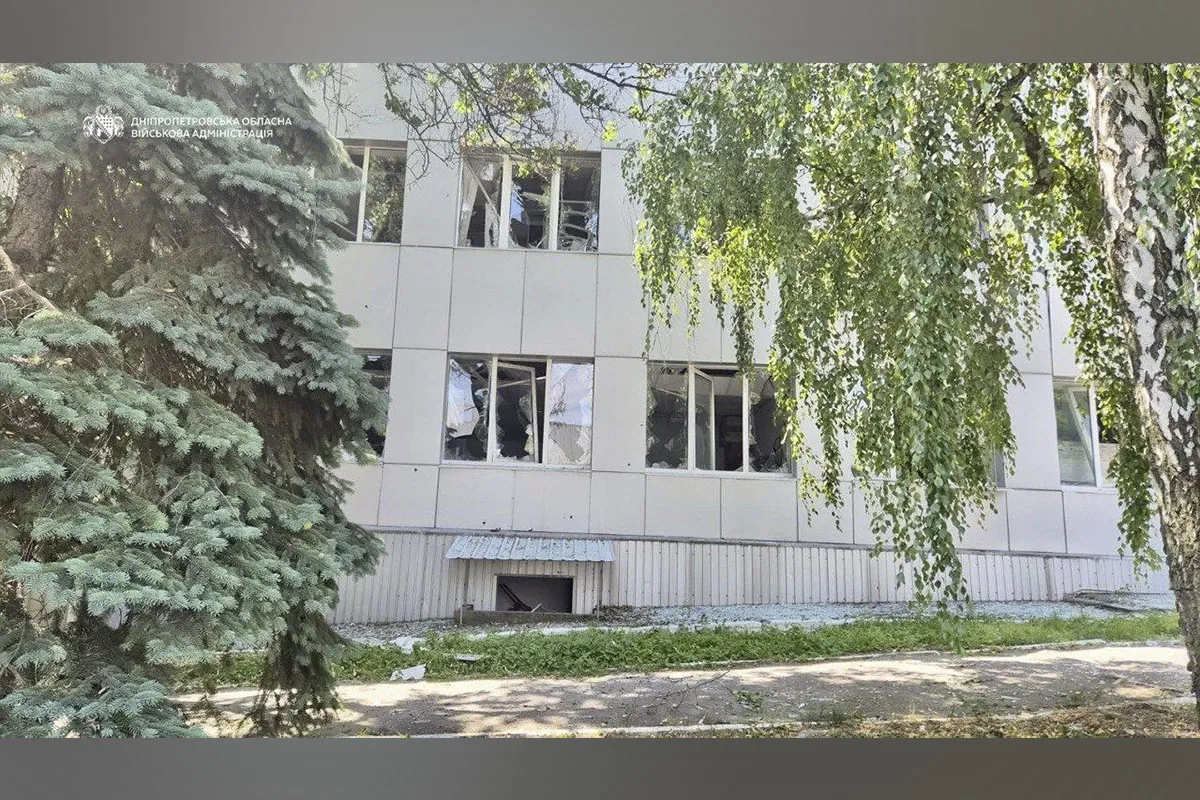 Кількість постраждалих зросла до 21: у поліції Дніпра показали кадри з місця ворожої атаки 12