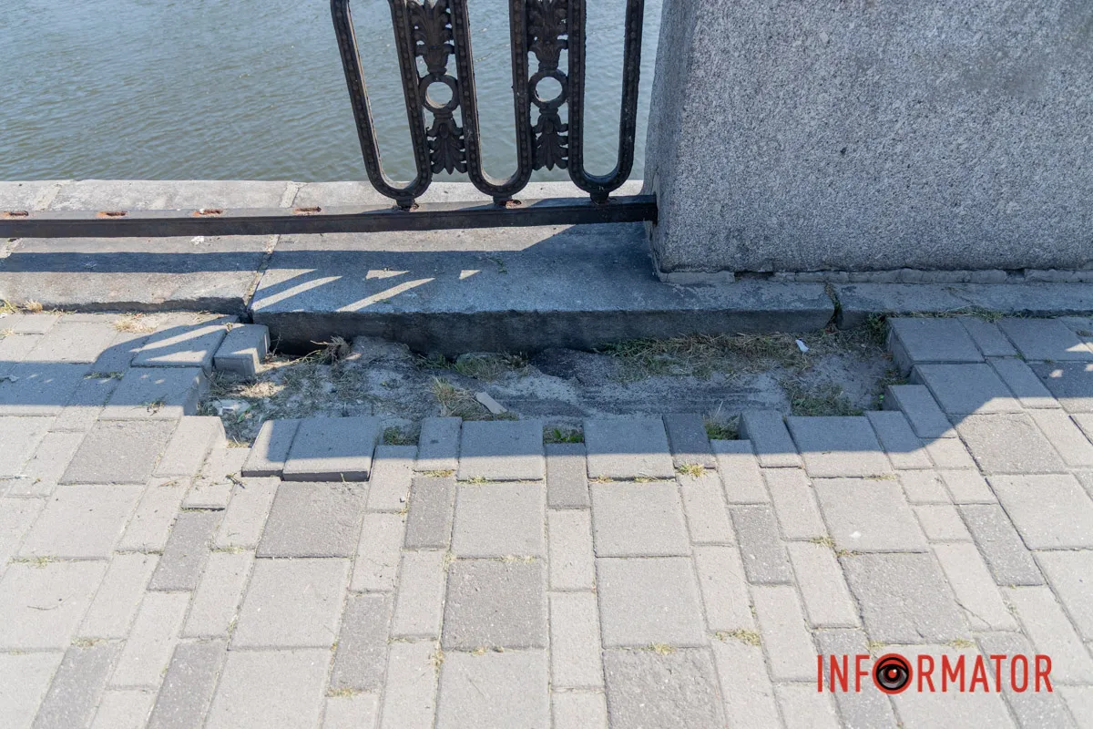 У Дніпрі на Січеславській Набережній встановлюють паркан: ремонтуватимуть підпірну стінку 11