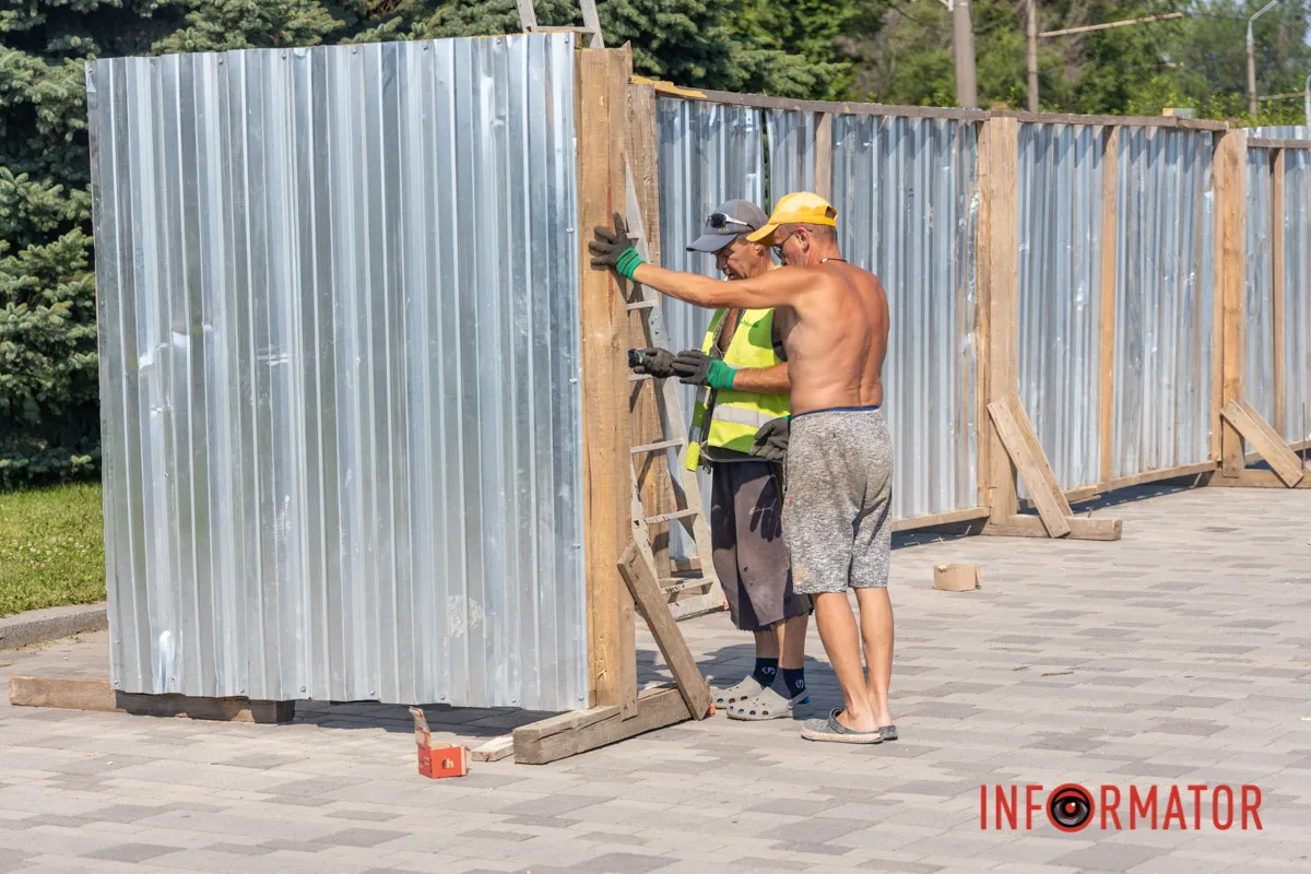 У Дніпрі на Січеславській Набережній встановлюють паркан: ремонтуватимуть підпірну стінку 4