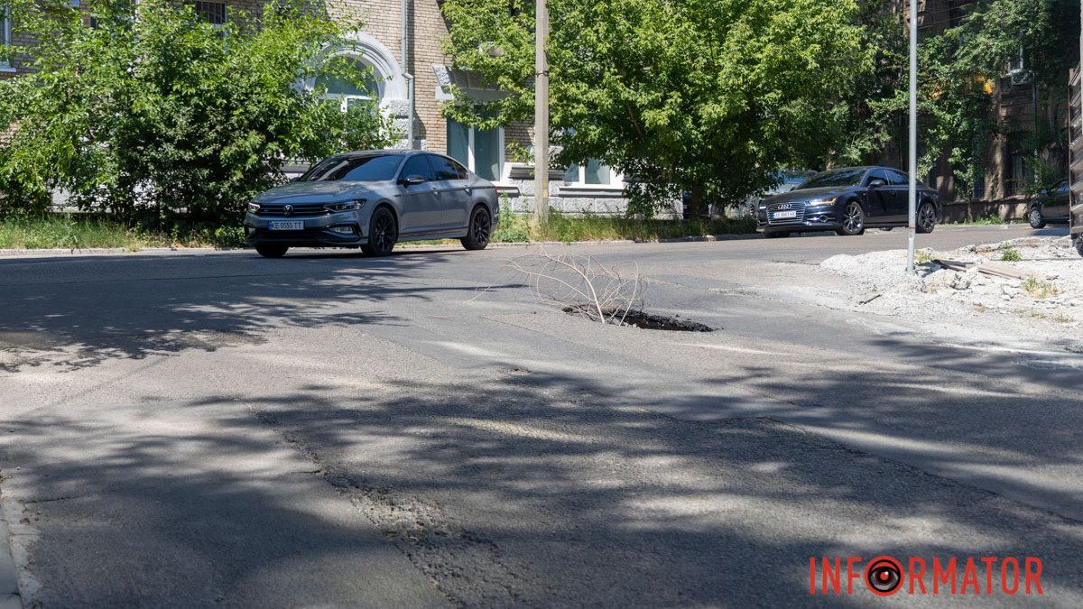 У Дніпрі на Івана Акінфієва на дорозі утворилось провалля