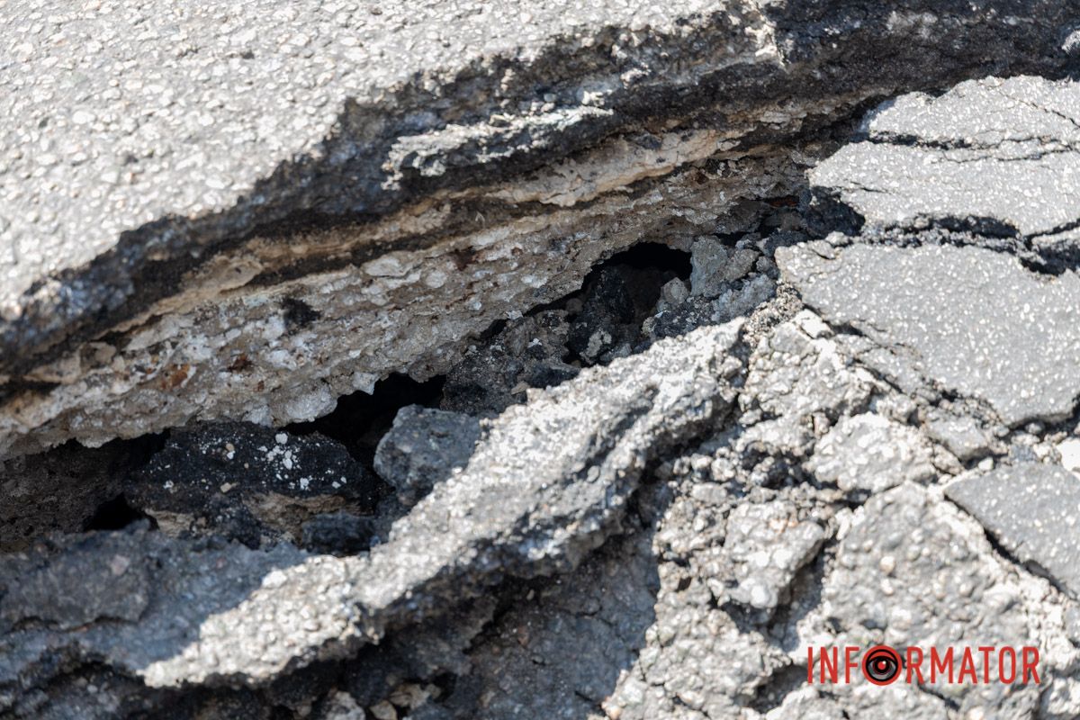 У глибину провалля близько пів метра
