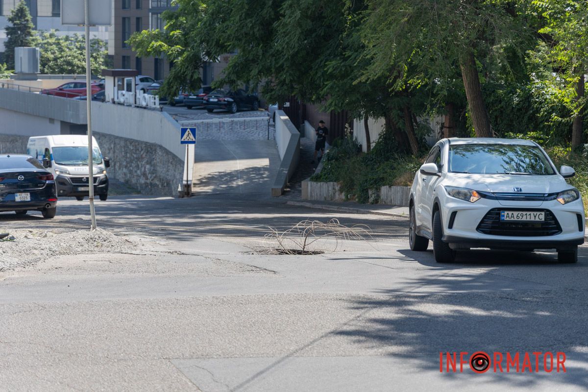 В ямі знаходиться гілка для орієнтування водіїв 
