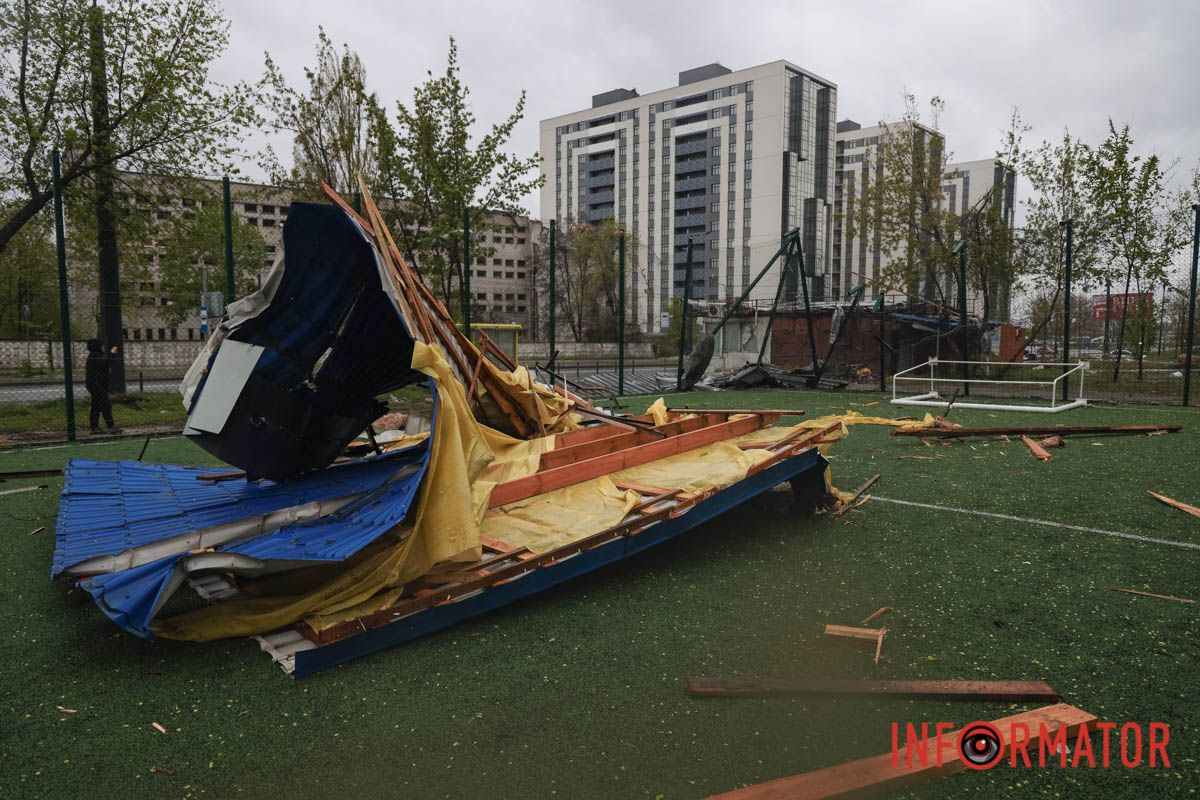 У Дніпрі на Калиновій відновили футбольний майданчик після буревію 3