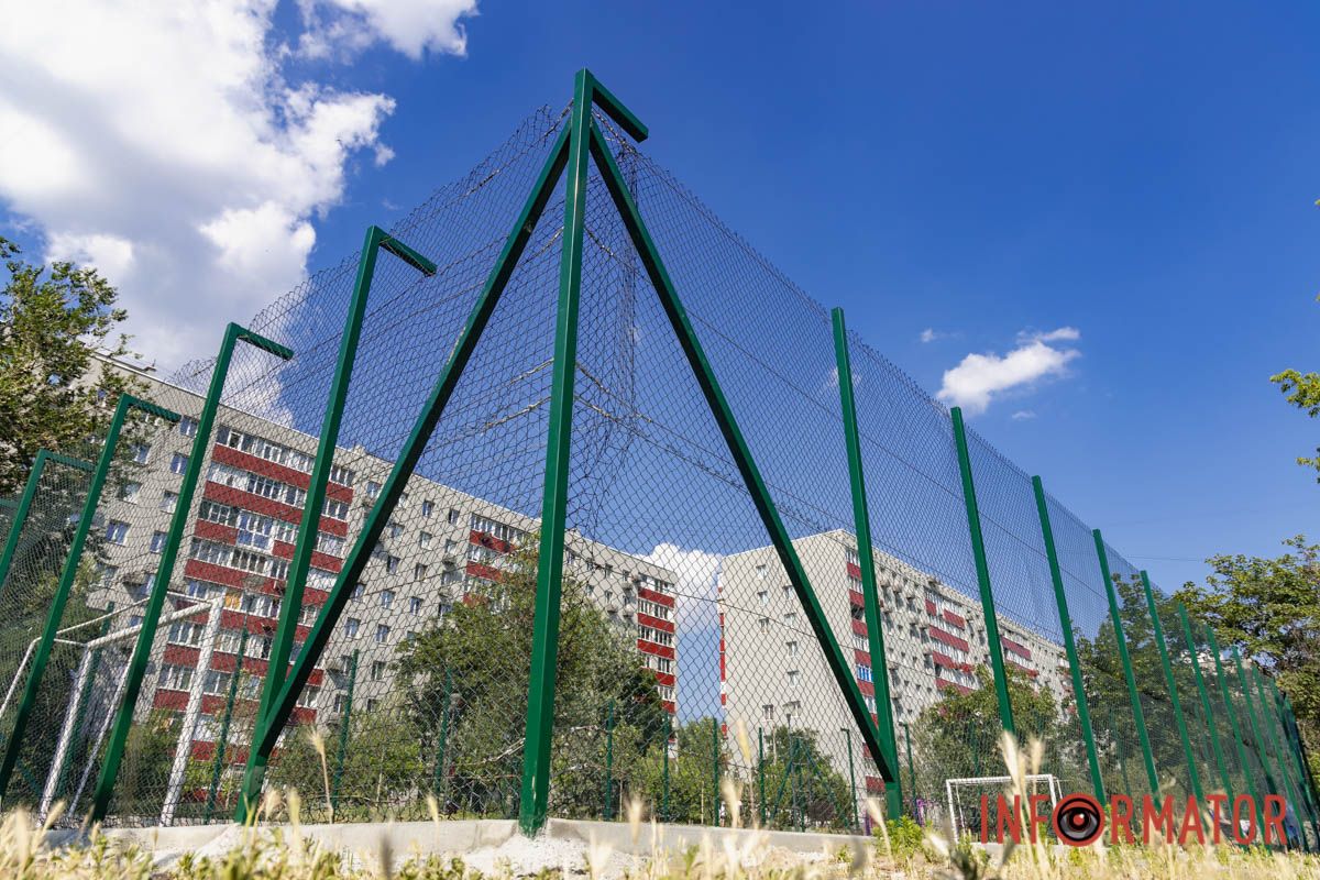 У Дніпрі на Калиновій відновили футбольний майданчик після буревію 4