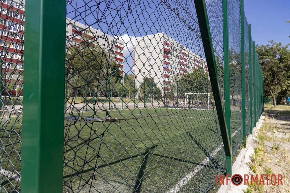 У Дніпрі на Калиновій відновили футбольний майданчик після буревію 5