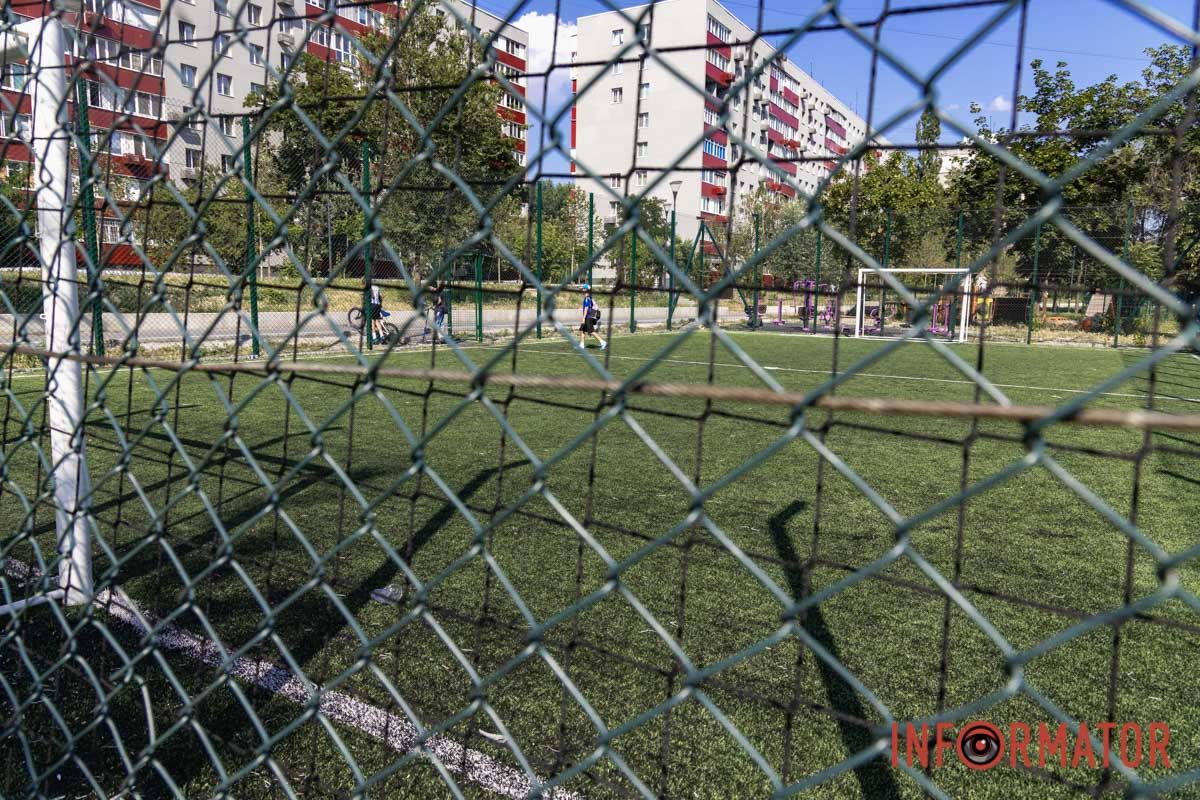 У Дніпрі на Калиновій відновили футбольний майданчик після буревію 8