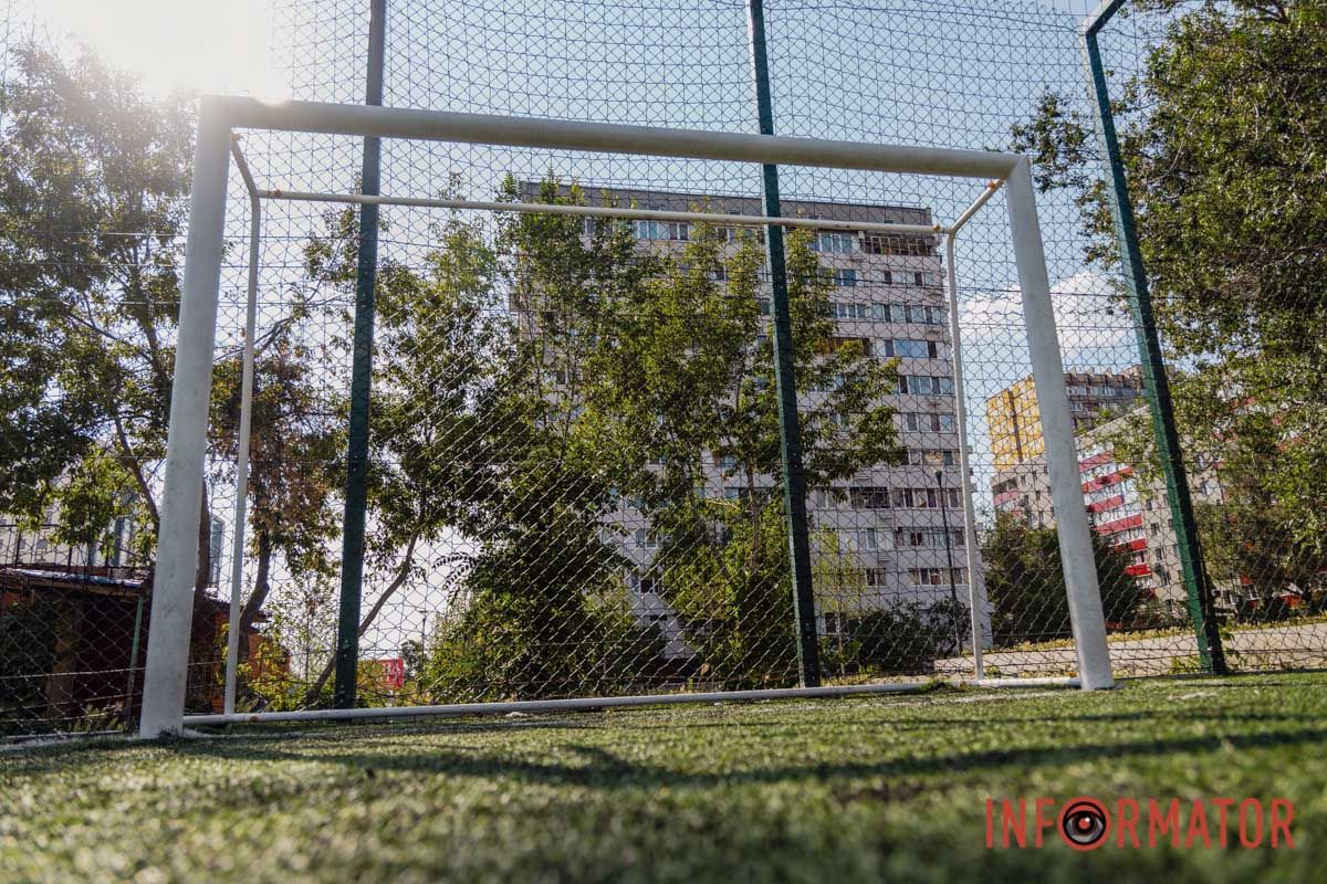 У Дніпрі на Калиновій відновили футбольний майданчик після буревію 21