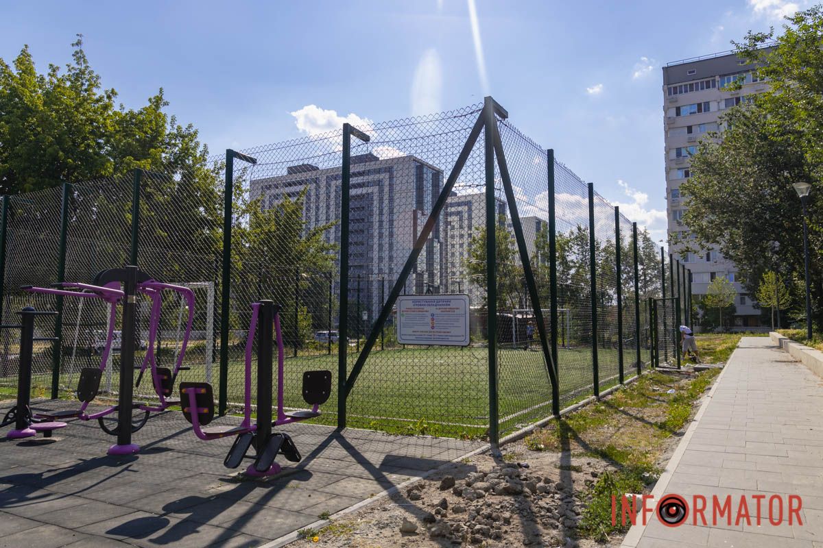У Дніпрі на Калиновій відновили футбольний майданчик після буревію 23