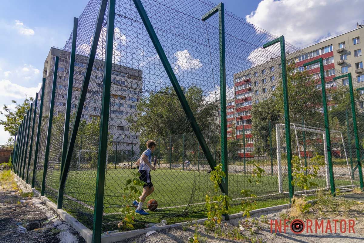 У Дніпрі на Калиновій відновили футбольний майданчик після буревію 24