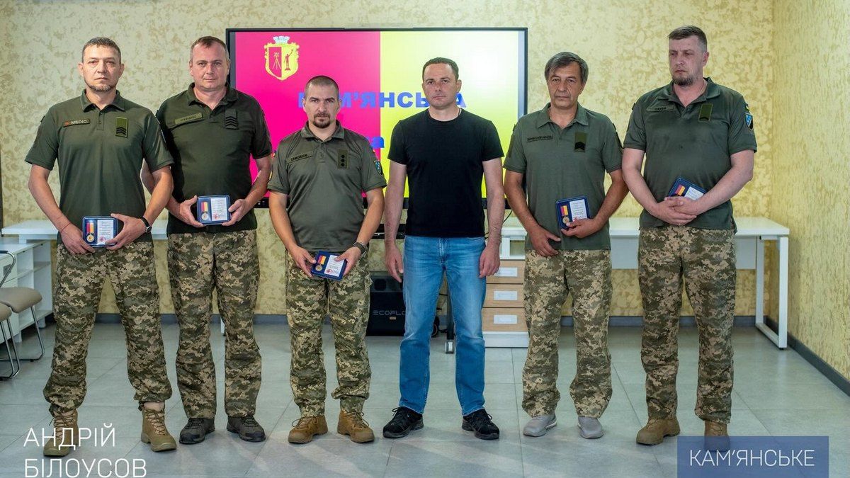 У Кам’янському вручили відзнаки «Захисник України» бійцям з військової частини А4882