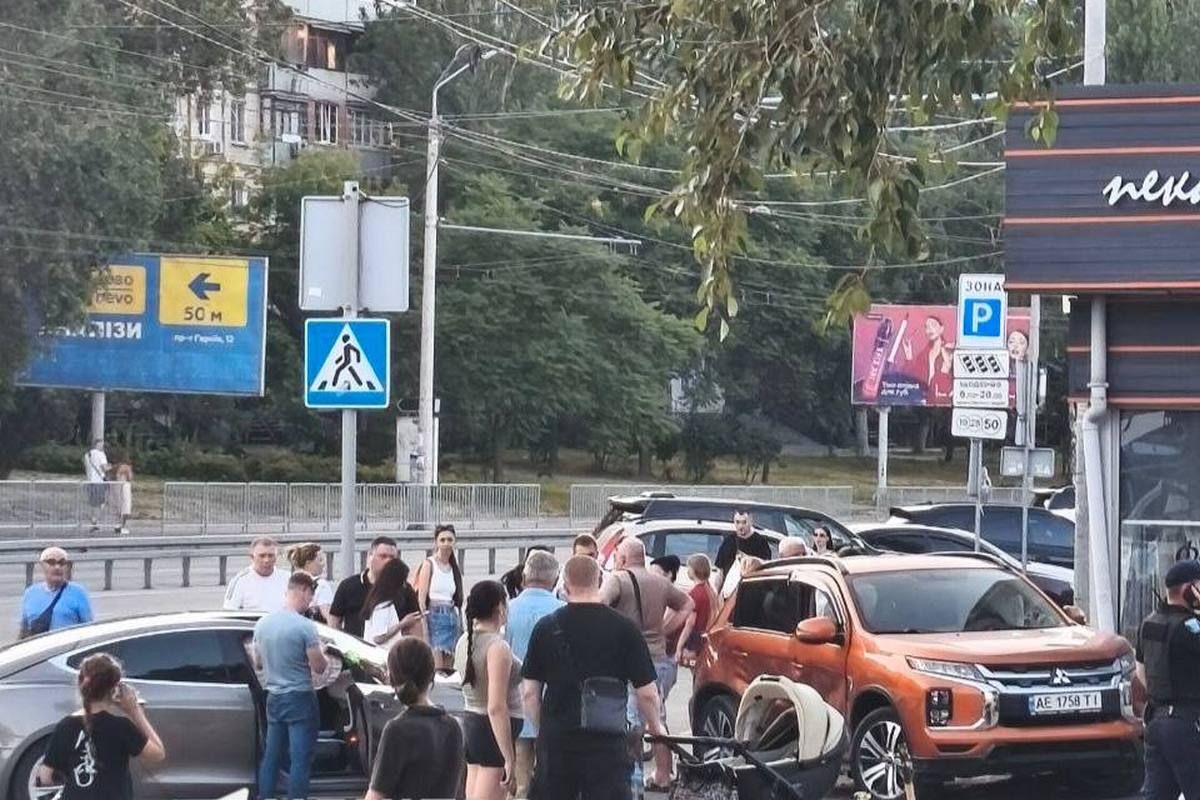 У Дніпрі на проспекті Героїв Tesla врізалася у Mitsubishi