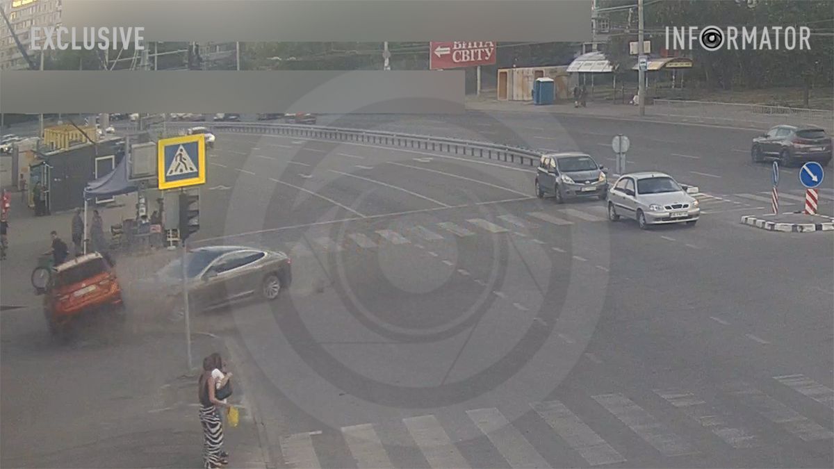 Відео моменту: у Дніпрі на проспекті Героїв Mitsubishi та Tesla зіштовхнулись та вилетіли на тротуар з людьми