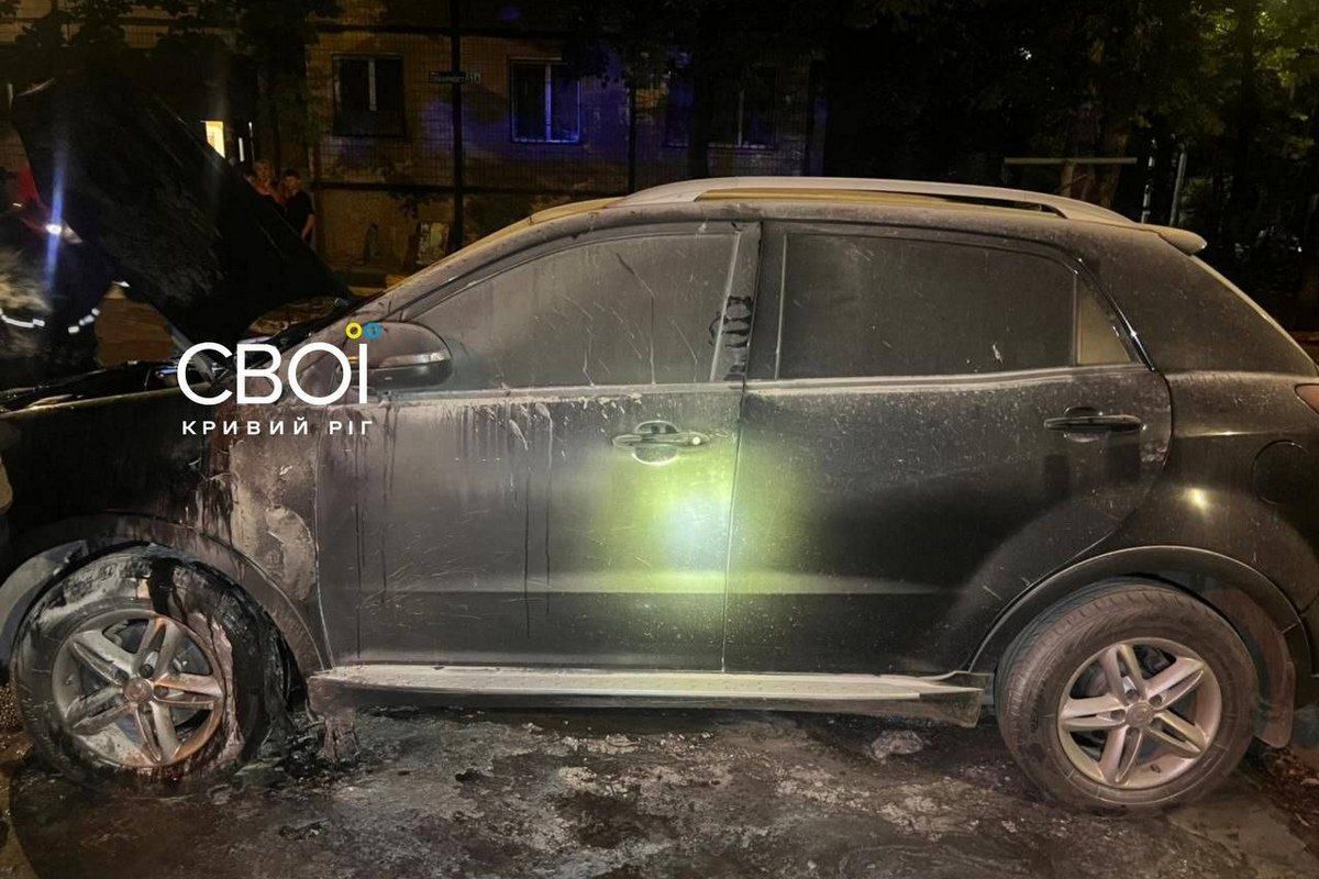 У Кривому Розі на Соцмісті чоловік підпалив SsangYoung Korando