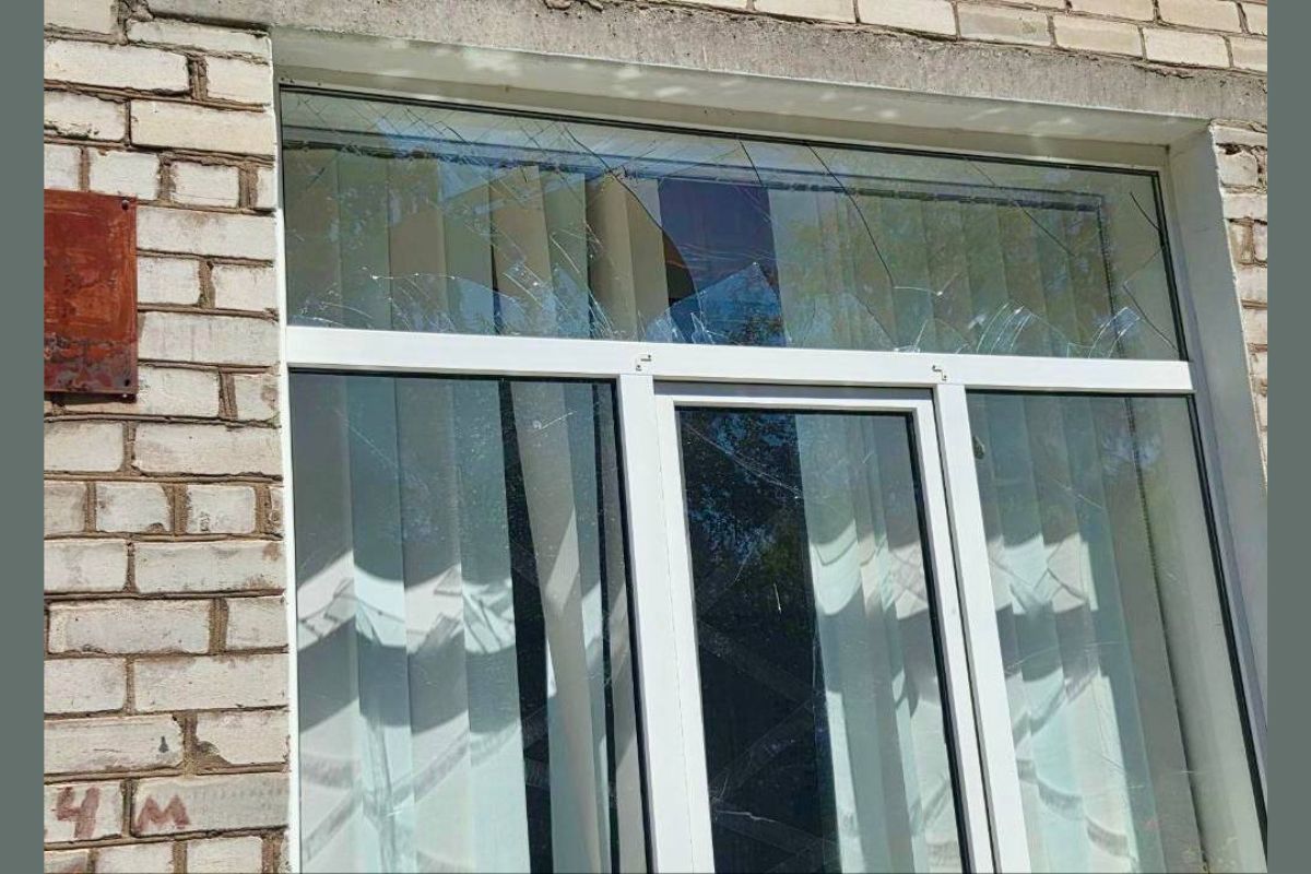 В общей сложности выбито около 150 окон