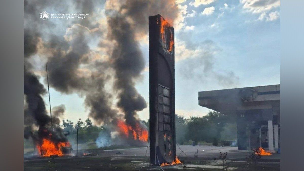 Є загибла та 5 постраждалих: росіяни понівечили АЗС та автівки у Криворізькому районі