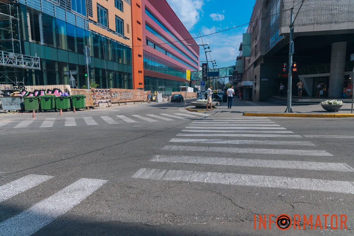 На месте работала строительная техника, также лежали кучи песка