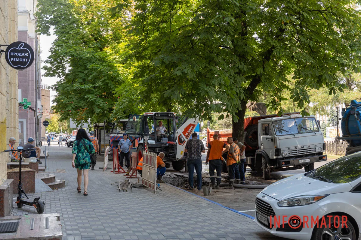 Прорив водогону на проспекті Яворницького у Дніпрі У центрі Дніпра через порив водогону перекрили смугу руху на проспекті Яворницького 1