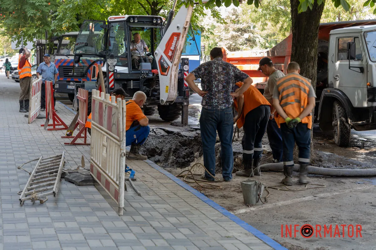 Перекрили праву смугу руху по Яворницького у напрямку центру міста У центрі Дніпра через порив водогону перекрили смугу руху на проспекті Яворницького 3