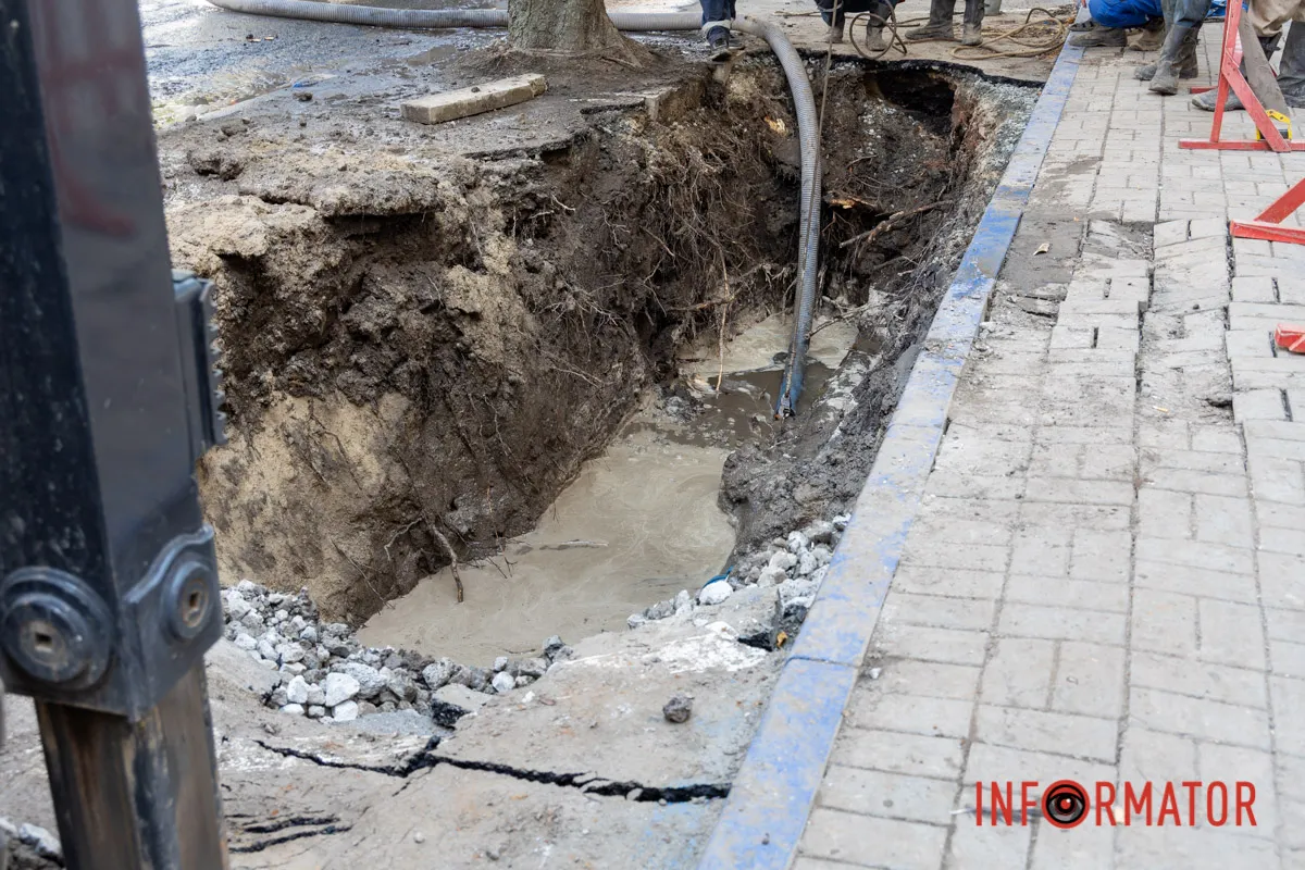 Воду з ями відкачують У центрі Дніпра через порив водогону перекрили смугу руху на проспекті Яворницького 8