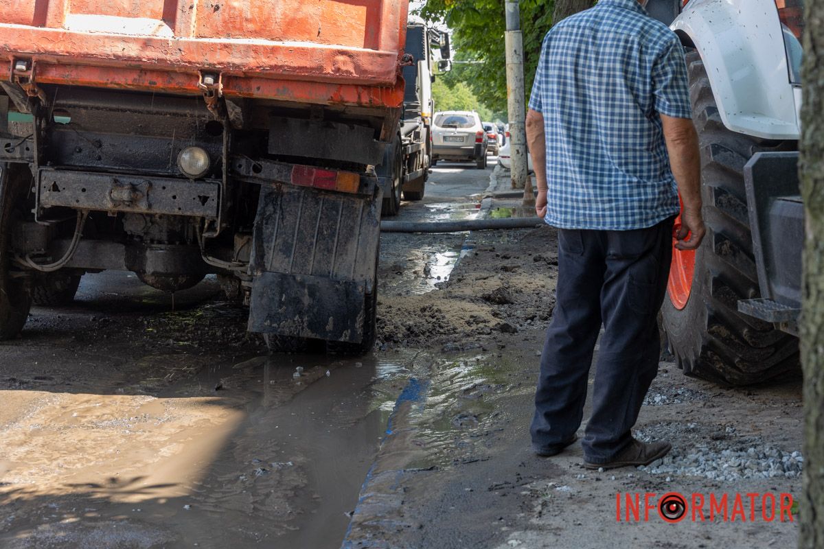 Місце проведення робіт У центрі Дніпра через порив водогону перекрили смугу руху на проспекті Яворницького 14