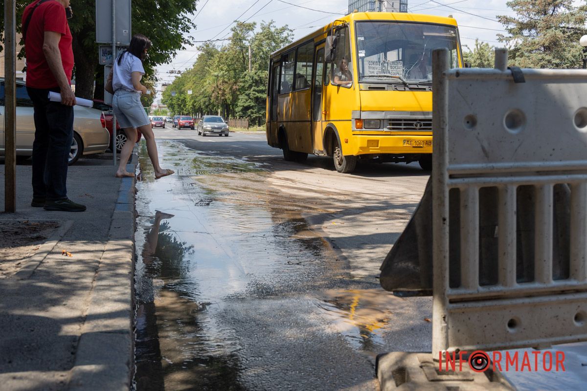 Вода витікає на проїжджу частину У центрі Дніпра через порив водогону перекрили смугу руху на проспекті Яворницького 9