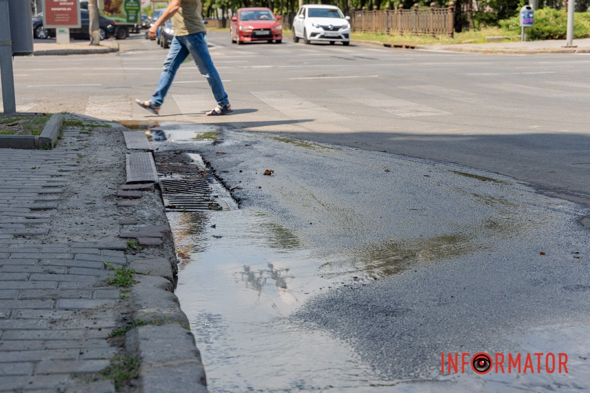 Будьте обережні на цій ділянці У центрі Дніпра через порив водогону перекрили смугу руху на проспекті Яворницького 16
